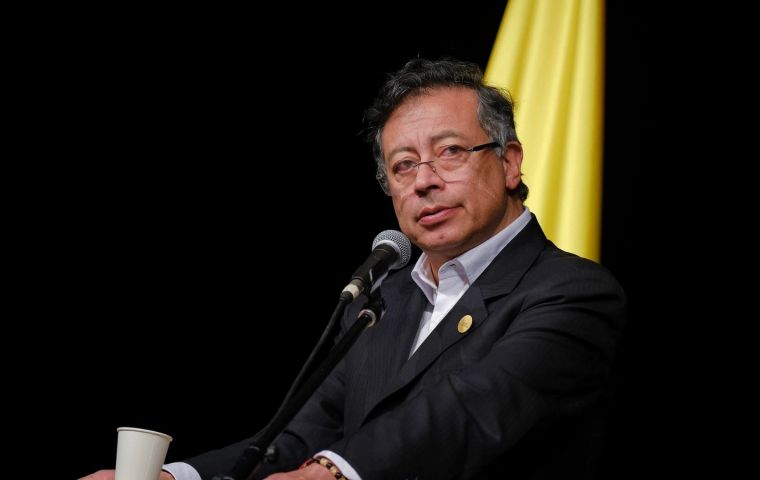 Petro denunció la medida del gobierno republicano como una propuesta mafiosa, cuestionando las intenciones del gobierno estadounidense