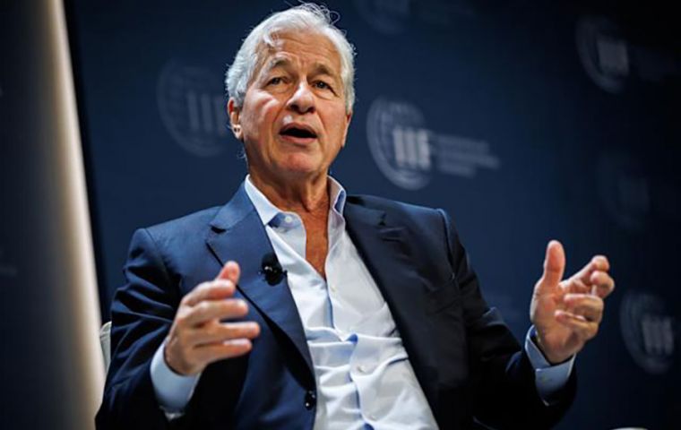 Dimon, quien se encontraba en Argentina en una gira regional, recibió información sobre las prioridades económicas del país