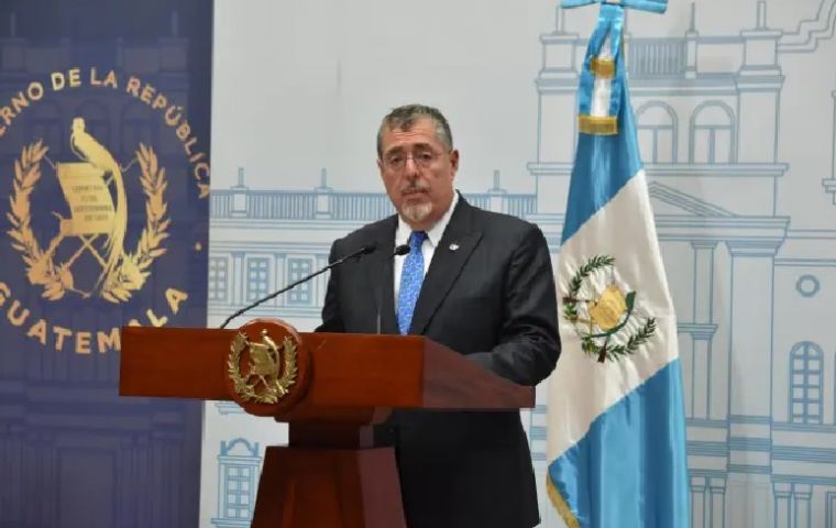 Los cimientos de la democracia y el respeto a la voluntad popular están en juego, advirtió Arévalo