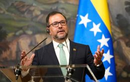 Gil acusó a la Primera Ministra de Trinidad y Tobago de presunta connivencia con la CIA