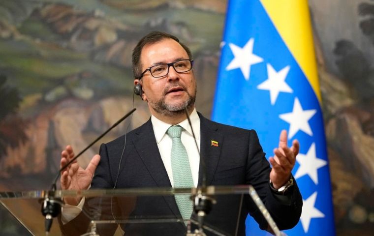 Gil acusó a la Primera Ministra de Trinidad y Tobago de presunta connivencia con la CIA