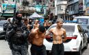 Integrantes de la Policía de Río de Janeiro trasladan a un grupo de personas durante un operativo. Antonio Lacerda/EFE