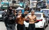 Integrantes de la Policía de Río de Janeiro trasladan a un grupo de personas durante un operativo. Antonio Lacerda/EFE