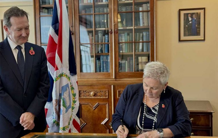 El Gob. Colin Martin-Reynolds y la Dra. Andrea Clausen, Directora y Veedora del Registro Electoral firman los documentos disolviendo el legislativo y la convocatoria a la elección general 