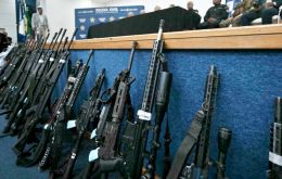 Otros proveedores de armas del CV incluyen presuntamente al traficante argentino Diego Dirisio y su esposa