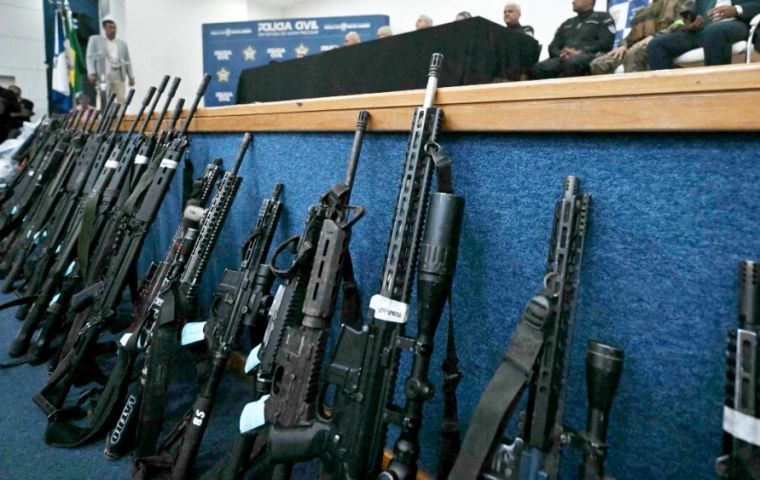 Otros proveedores de armas del CV incluyen presuntamente al traficante argentino Diego Dirisio y su esposa