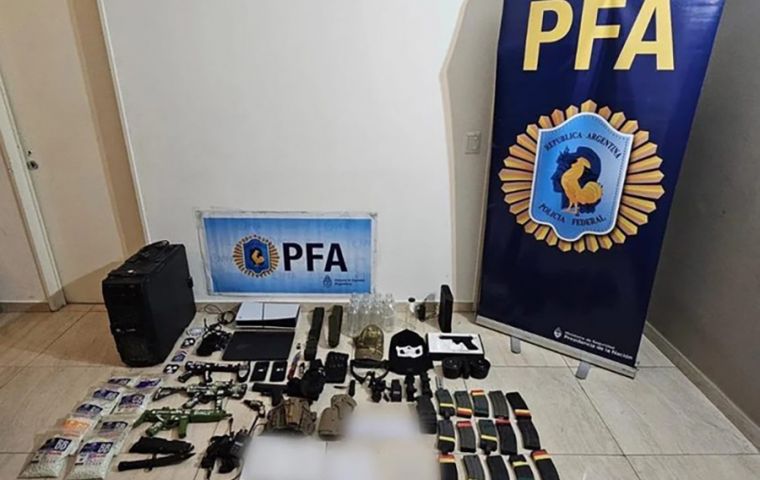 El sospechoso era activo en redes sociales, donde manifestaba sus intenciones contra su antigua escuela secundaria