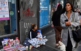 “O sos pobre o sos rico”, destacó The Guardian, citando a un entrevistado. Foto: Luis Robayo/AFP