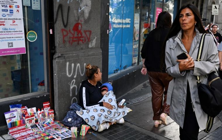 “O sos pobre o sos rico”, destacó The Guardian, citando a un entrevistado. Foto: Luis Robayo/AFP