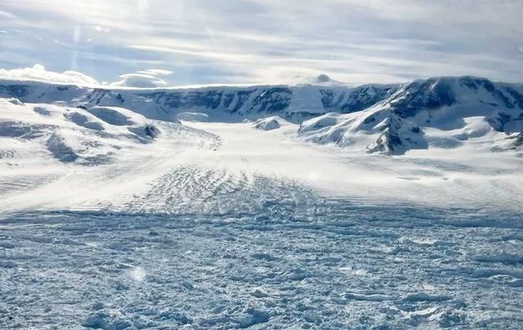 Posibles movimientos sísmicos provocados por el desprendimiento de hielo, crearon ondas que alcanzaron el hielo fijo del glaciar Hektoria y lo fragmentaron, estiman los expertos