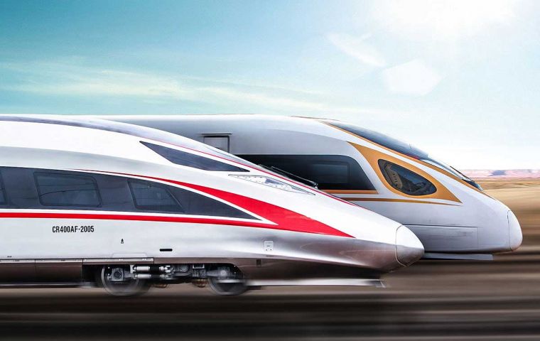 Por tierra, São Paulo y Río de Janeiro están actualmente conectadas por autobuses, con un tiempo de viaje aproximado de 6 horas por trayecto