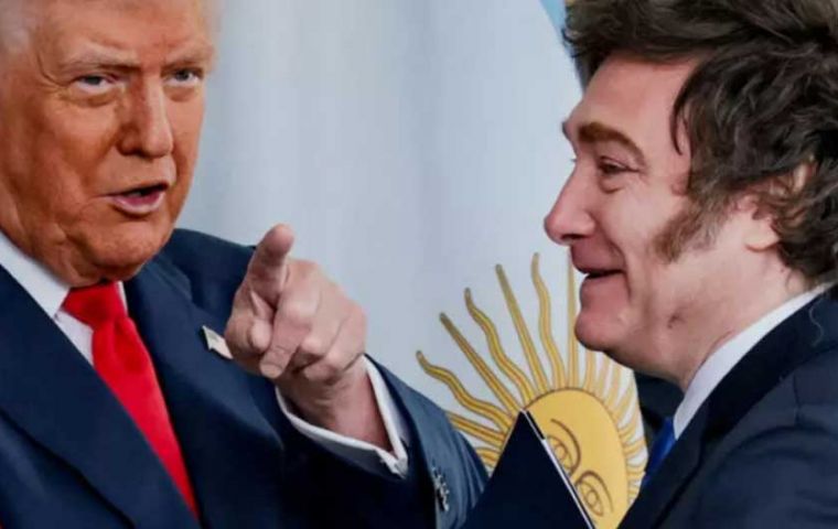 Trump mantiene su compromiso de “mantener la fortaleza y el poder del dólar”, mientras Pekín impulsa el uso de otras monedas