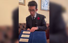 “La carpeta como pueden apreciar cuenta con los nuevos billetes con los valores de  £5, £10 y £20 y todos con el impactante retrato de Su Majestad dice Richard Hysolp