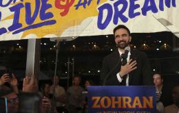 Nacido en Uganda y de origen indio, Mamdani basó su campaña en la promesa de reducir el costo de vida para los neoyorquinos comunes