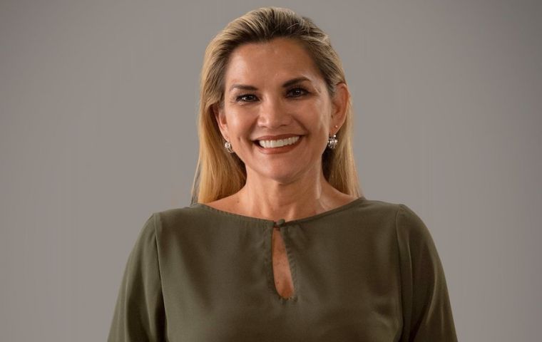 “Mi dignidad no es negociable”, insistió Áñez