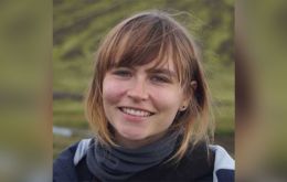 La investigadora de gripe aviar, Dra. Amandine Gamble de la Universidad de Cornell