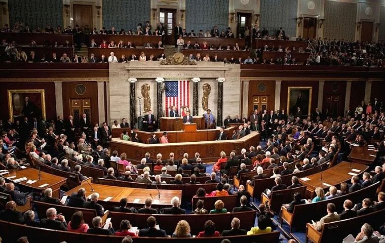 La resolución, impulsada por los senadores Tim Kaine, Adam Schiff y el republicano Rand Paul, pretendía reafirmar la autoridad del Congreso como único órgano con capacidad para declarar la guerra