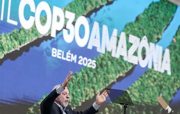 “Nos enorgullecerá recordar que fue en el corazón de la selva amazónica donde dimos este paso juntos”, insistió Lula