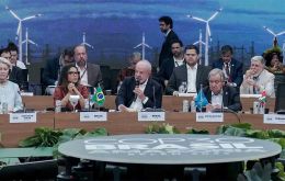 “Un impuesto mínimo a las multinacionales y la tributación del patrimonio de los más ricos pueden generar valiosos recursos para la acción climática”, insistió Lula