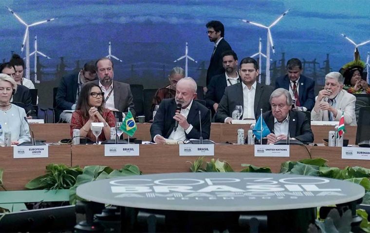 “Un impuesto mínimo a las multinacionales y la tributación del patrimonio de los más ricos pueden generar valiosos recursos para la acción climática”, insistió Lula