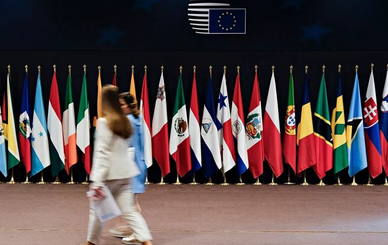 A la reunión asistieron solo nueve jefes de Estado o de Gobierno, con numerosas ausencias notables y canCelaciones de última hora