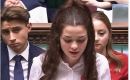 La joven Alexia Davies se dirige a sus pares ‘parlamentarios’ desde el podio tradicional de debate del parlamento británico 