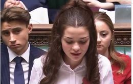 La joven Alexia Davies se dirige a sus pares ‘parlamentarios’ desde el podio tradicional de debate del parlamento británico 