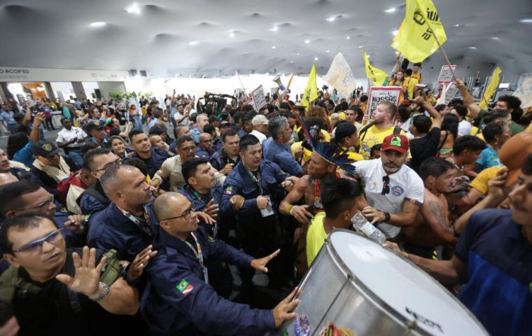 Al menos un guardia de seguridad resultó herido