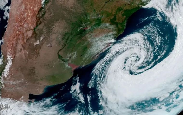 Un ciclón es una vasta área de baja presión atmosférica que puede abarcar miles de kilómetros
