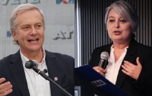 Se proyecta que Jara (der.) y Kast pasarán a la segunda vuelta del 14 de diciembre