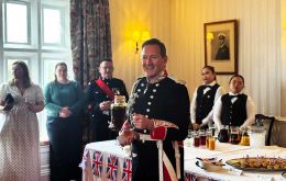 El Gobernador Martin-Reynolds, de uniforme de gala