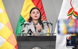 “Es evidente para todos” que el Presidente Paz Pereira “no se parece en nada a una marioneta”, insistió Faval