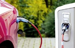 En el primer semestre de 2025, las ventas de vehículos eléctricos en Uruguay superaron las 5.000 unidades, un incremento interanual del 124%