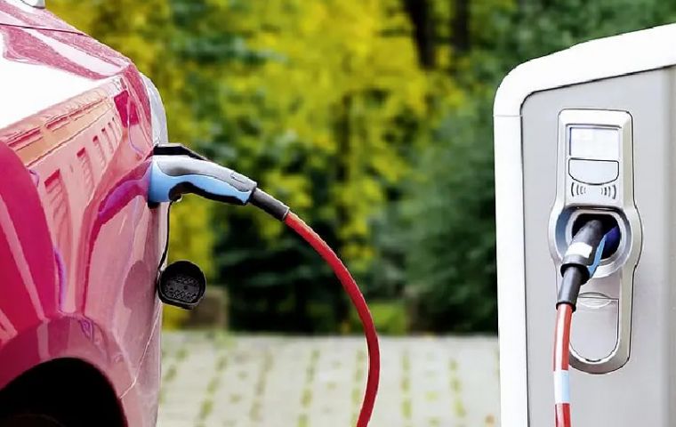 En el primer semestre de 2025, las ventas de vehículos eléctricos en Uruguay superaron las 5.000 unidades, un incremento interanual del 124%