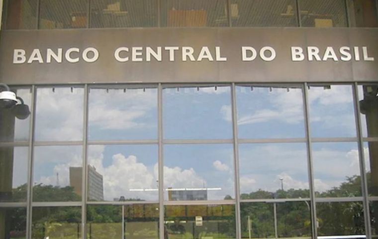 Aunque bajó algo, la inflación de Brasil se mantiene ligeramente por encima del objetivo