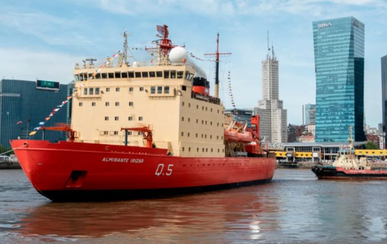 El Almirante Irízar es el buque insignia de la campaña