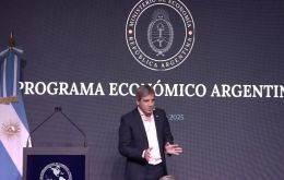 Caputo anunció la emisión de nuevos bonos en dólares