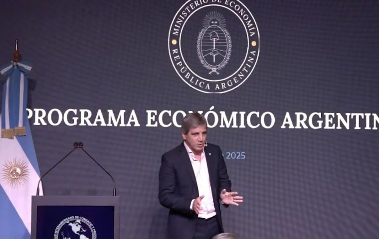 Caputo anunció la emisión de nuevos bonos en dólares