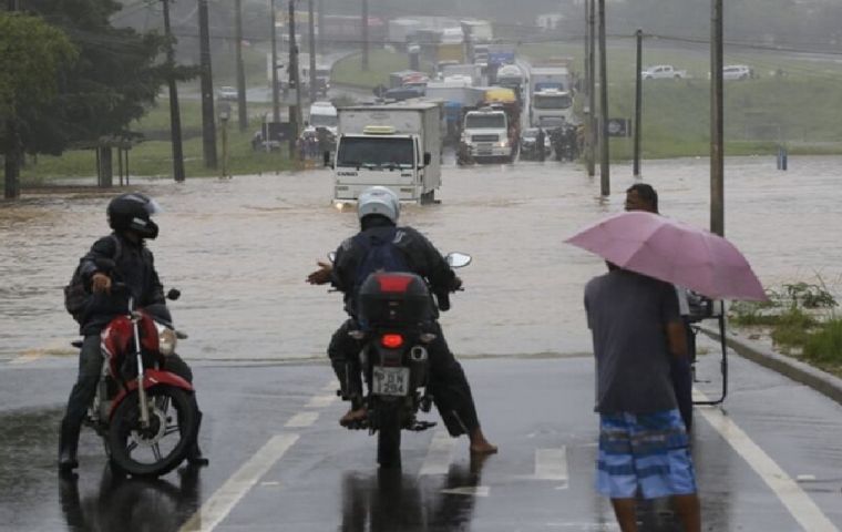 Se teme que el mal tiempo se extienda hasta el miércoles en el vecino Uruguay