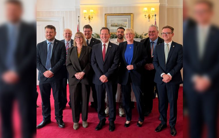 Las elecciones de 2025 derivaron en una renovación casi total de la Asamblea Legislativa, reflejando descontento del electorado con la legislatura saliente, especialmente en Stanley