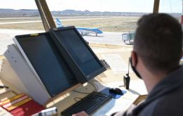 Los controladores aéreos necesitan entre dos y tres trabajos para llegar a fin de mes