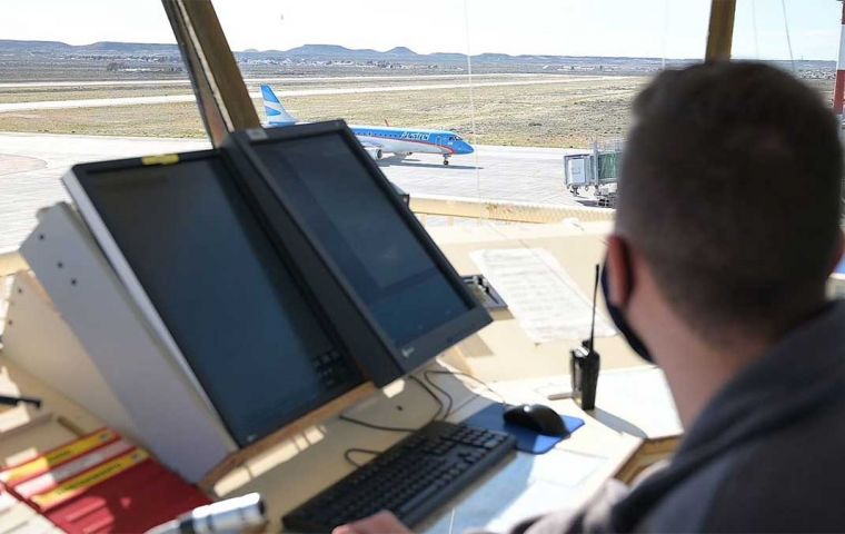 Los controladores a&eacute;reos necesitan entre dos y tres trabajos para llegar a fin de mes