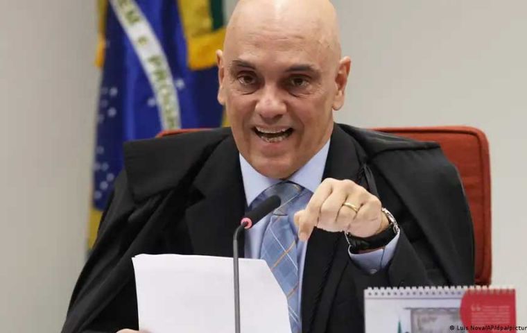 Las acciones pasadas de Bolsonaro lo convierten en un riesgo de fuga, concluy&oacute; De Moraes