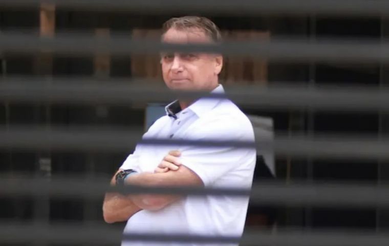 De Moraes no permiti&oacute; tel&eacute;fonos celulares, computadoras ni dispositivos electr&oacute;nicos en la habitaci&oacute;n de Bolsonaro