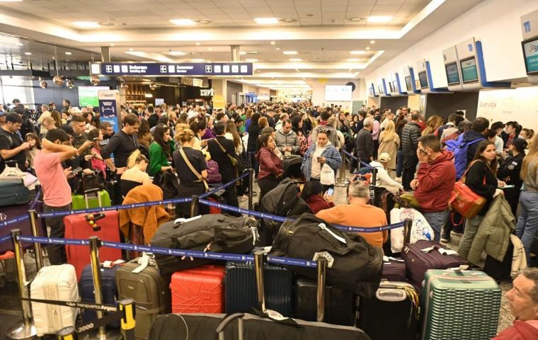 A&uacute;n se necesitan reparaciones m&aacute;s permanentes en la calle de rodaje y la pista