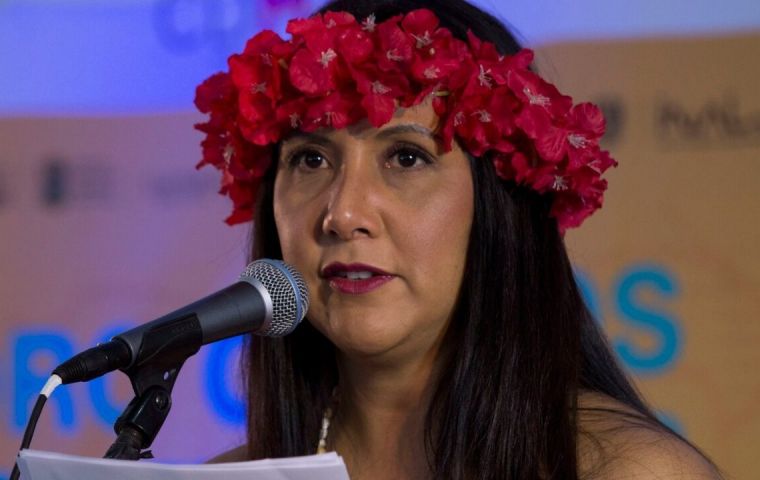 La embajadora Pakarati, de ascendencia Rapa Nui, caus&oacute; un grave revuelo con sus comentarios sobre la postura de su pueblo ancestral 