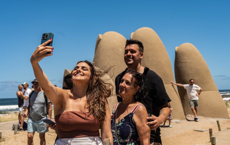 El ministro Menoni expres&oacute; grandes expectativas para la temporada de verano 2025-2026