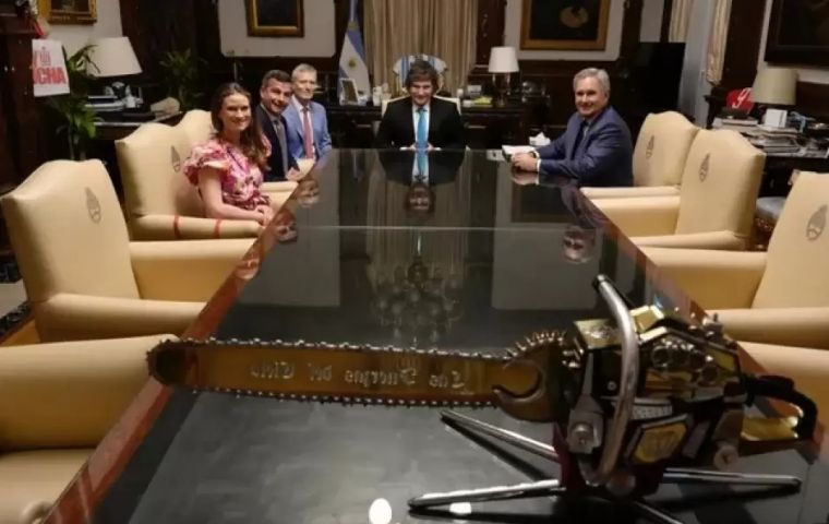 Seymour y Milei fueron fotografiados con una motosierra