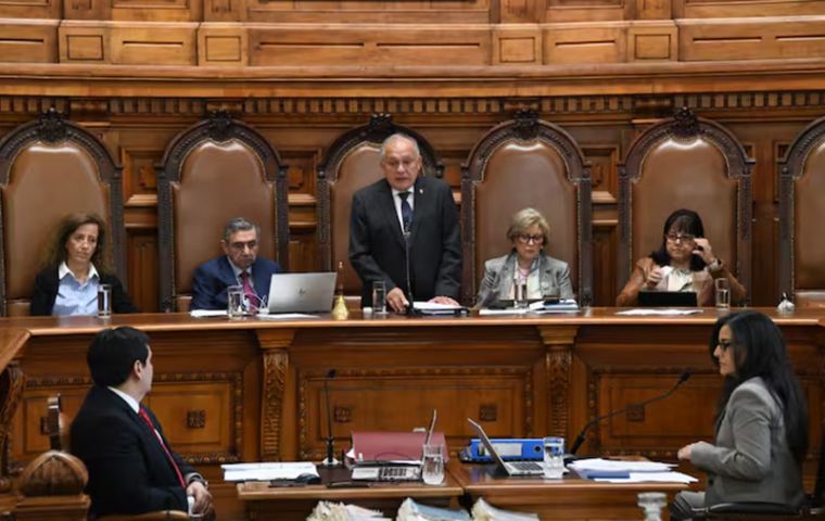Para la Corte, los criterios internacionales de derechos humanos prevalecen sobre los plazos de prescripci&oacute;n o las lagunas legales locales
