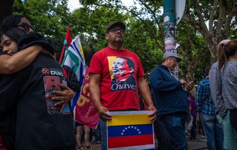 Manifestantes uruguayos de izquierda protestan contra la invasi&oacute;n estadounidense en Venezuela. Foto: Sebasti&aacute;n Astorga